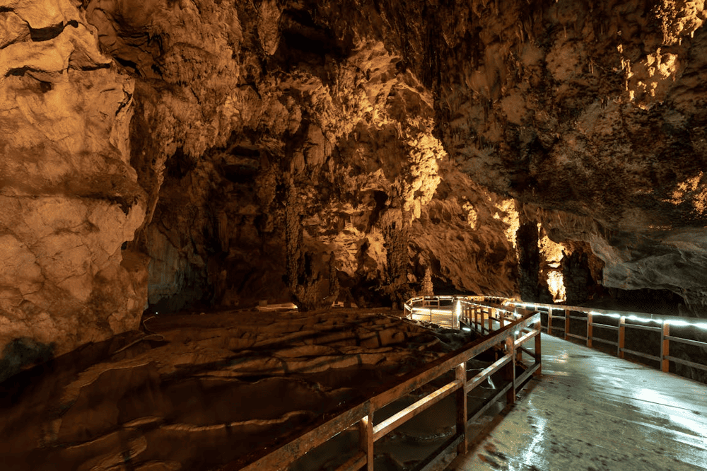 When touched by light, the elegant shapes turn the cave into a majestic &ldquo;stone palace&rdquo; (Source: Pexels)